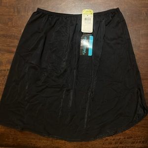 Vanity Fair Black 18” Nylon Slip